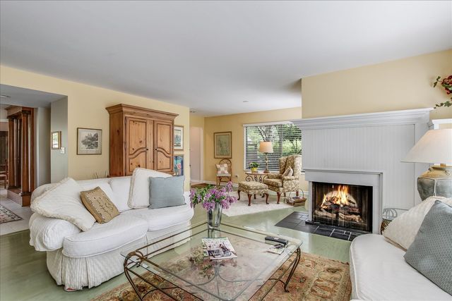 79 Hunt Trail, Lake Barrington, IL 60010