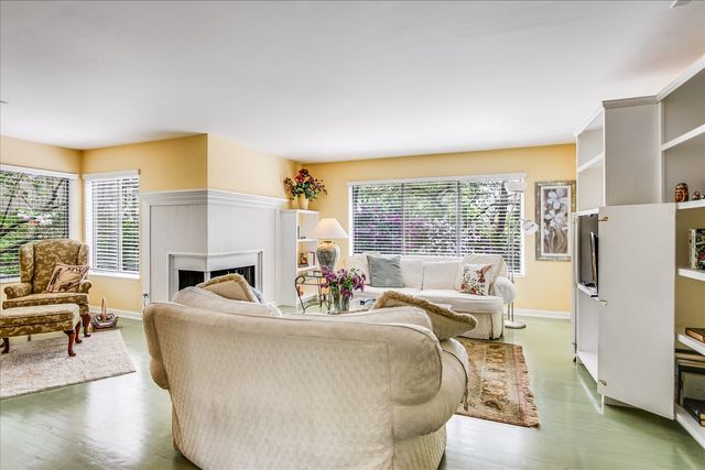 79 Hunt Trail, Lake Barrington, IL 60010