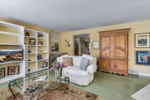 79 Hunt Trail, Lake Barrington, IL 60010