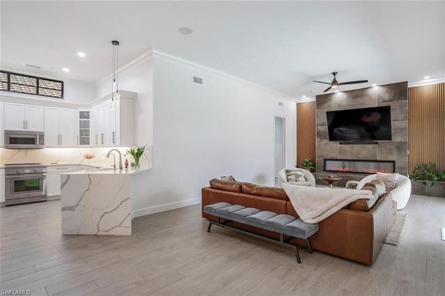 2862 Lone Pine LN, Naples, FL 34119