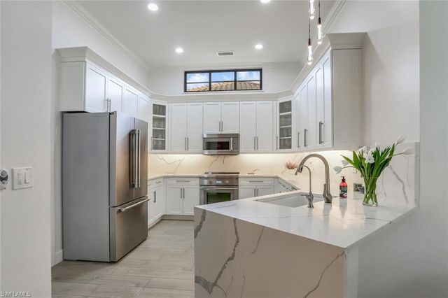 2862 Lone Pine LN, Naples, FL 34119