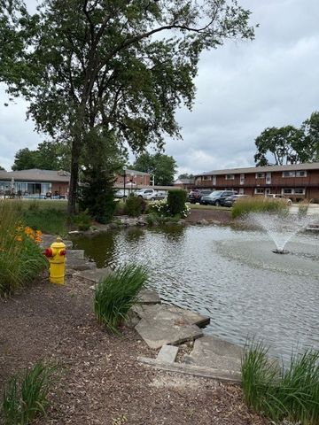 1500 S Busse Road 2D, Mount Prospect, IL 60056