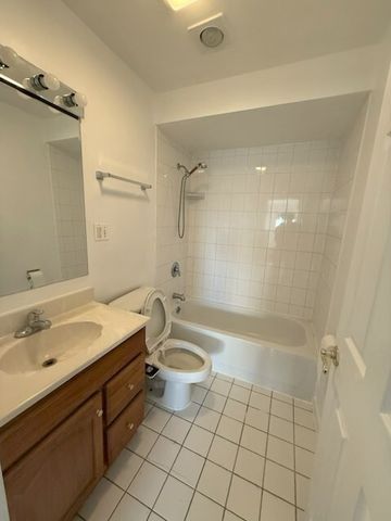 1500 S Busse Road 2D, Mount Prospect, IL 60056