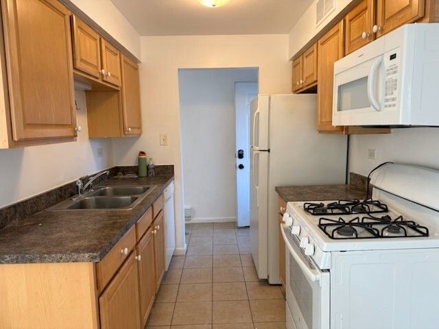 1500 S Busse Road 2D, Mount Prospect, IL 60056