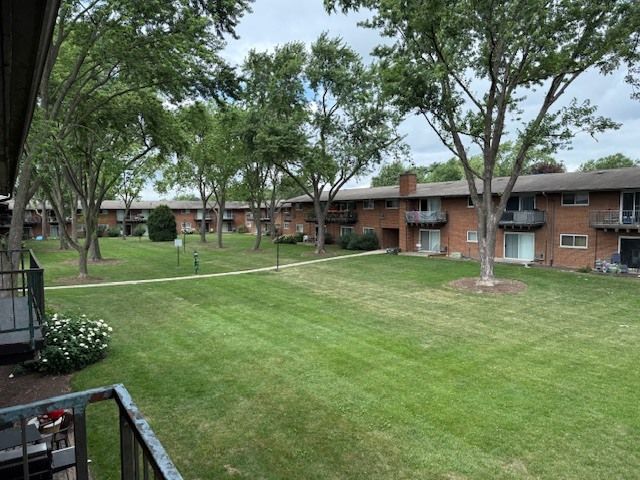 1500 S Busse Road 2D, Mount Prospect, IL 60056