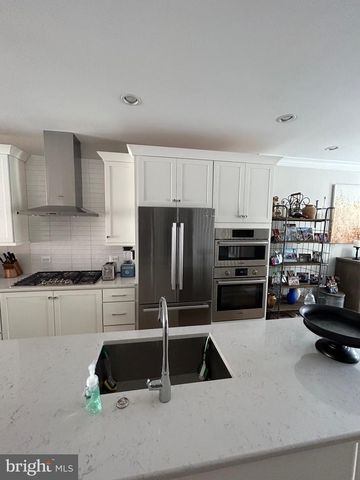 10324 GROSVENOR PL, North Bethesda, MD 20852