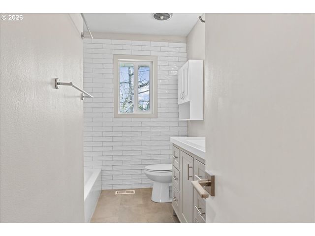 1725 GRANT St Ne, Salem, OR 97301