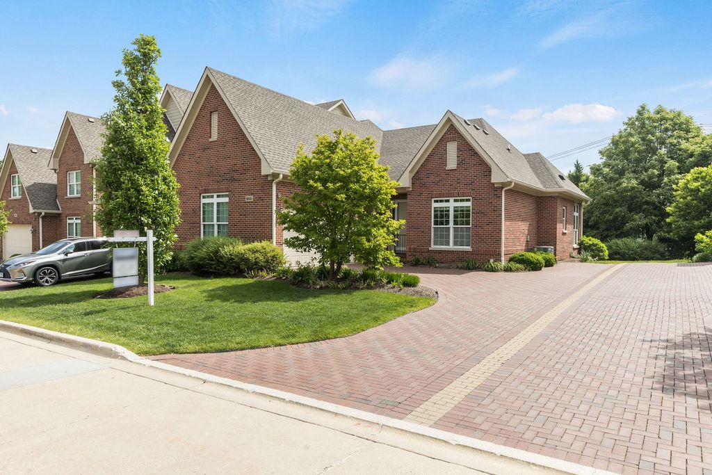Image 2 of property listing at 905 Hickory Drive, Western Springs, IL 60558