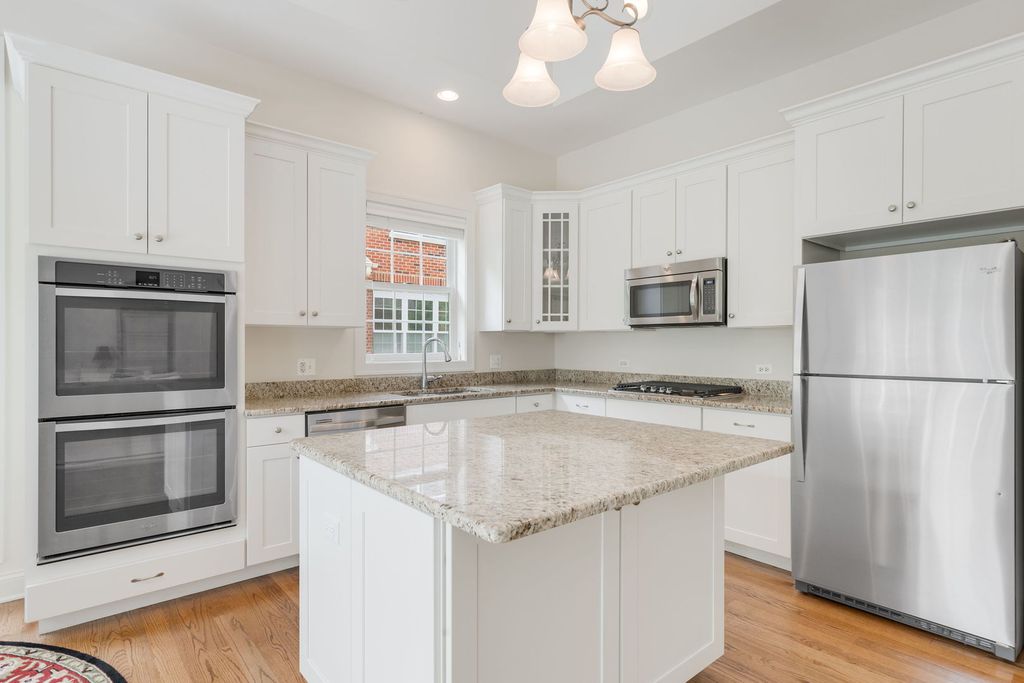 Image 13 of property listing at 905 Hickory Drive, Western Springs, IL 60558