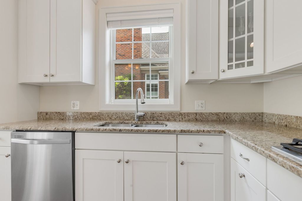Image 15 of property listing at 905 Hickory Drive, Western Springs, IL 60558