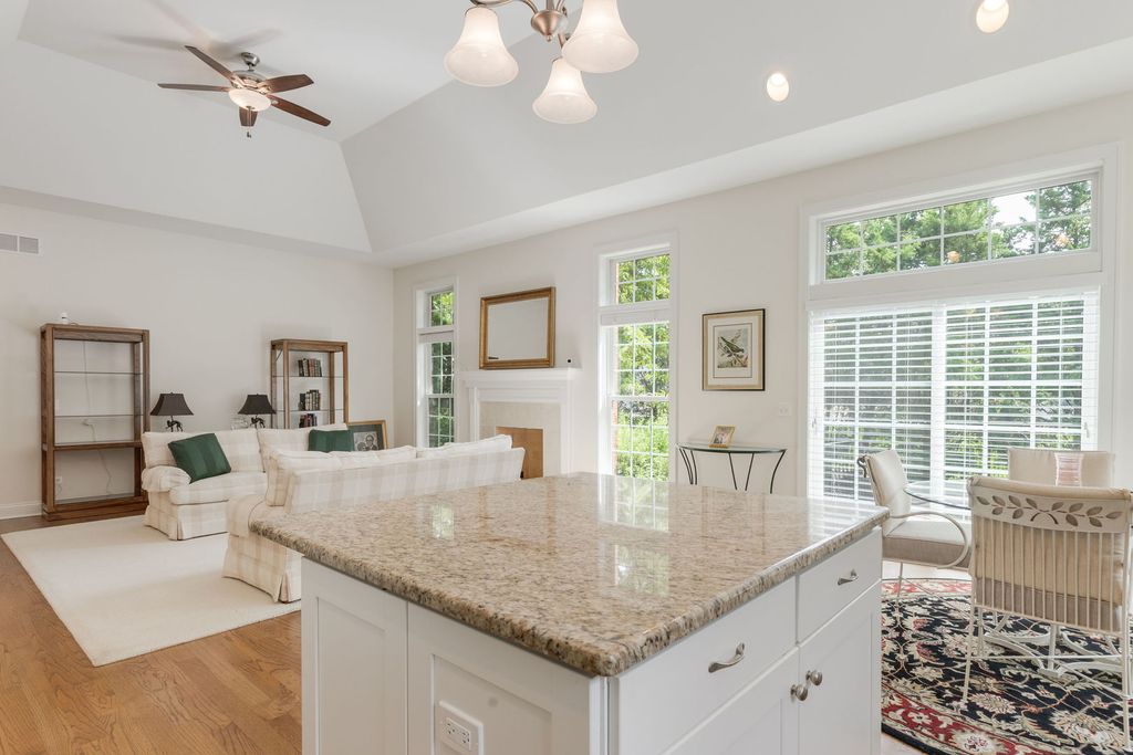 Image 16 of property listing at 905 Hickory Drive, Western Springs, IL 60558