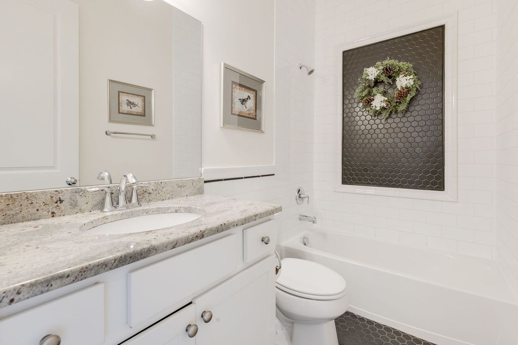 Image 23 of property listing at 905 Hickory Drive, Western Springs, IL 60558