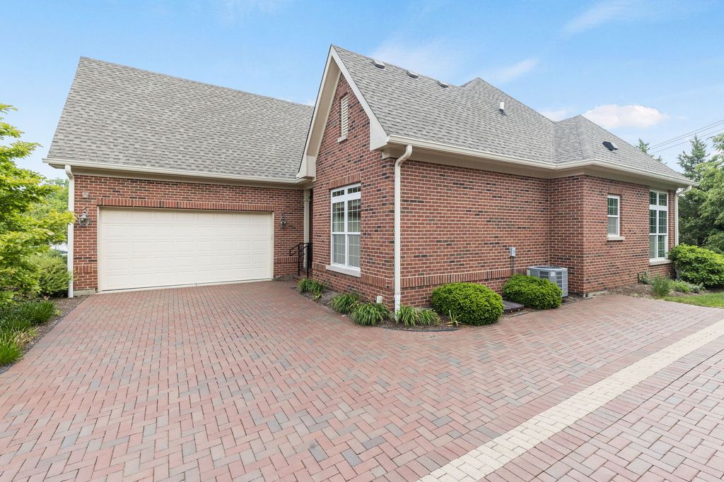 Image 30 of property listing at 905 Hickory Drive, Western Springs, IL 60558