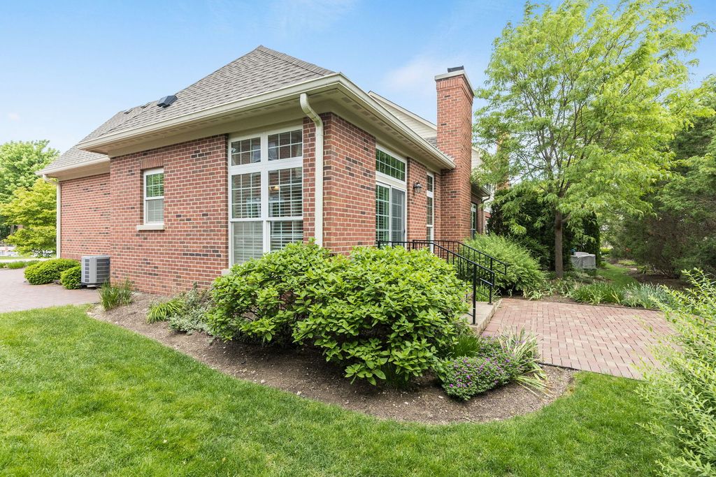 Image 31 of property listing at 905 Hickory Drive, Western Springs, IL 60558