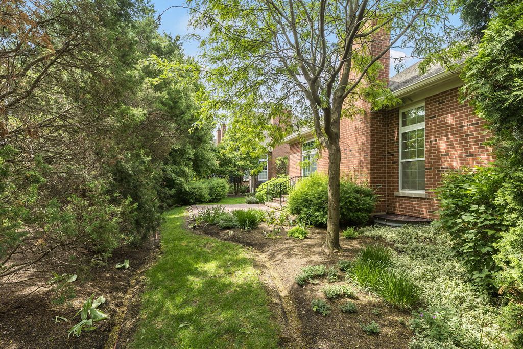 Image 33 of property listing at 905 Hickory Drive, Western Springs, IL 60558