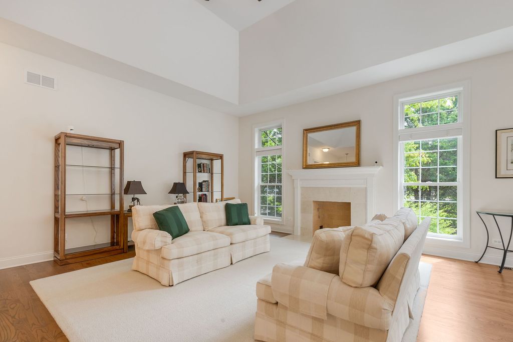 Image 8 of property listing at 905 Hickory Drive, Western Springs, IL 60558