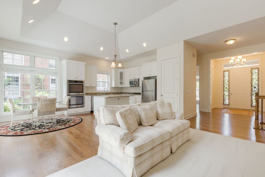 Image 10 of property listing at 905 Hickory Drive, Western Springs, IL 60558