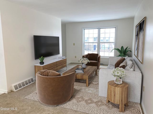 31 Saratoga Street, Hoosick Falls, NY 12090