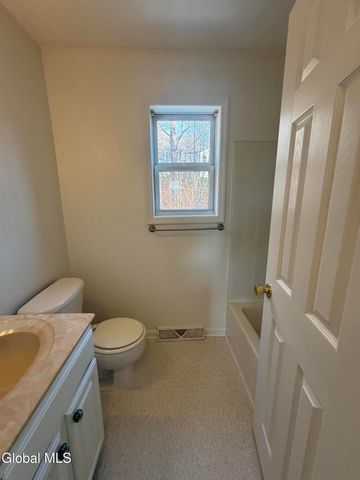 31 Saratoga Street, Hoosick Falls, NY 12090