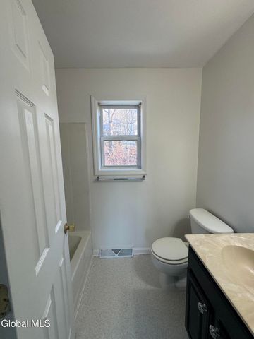 31 Saratoga Street, Hoosick Falls, NY 12090