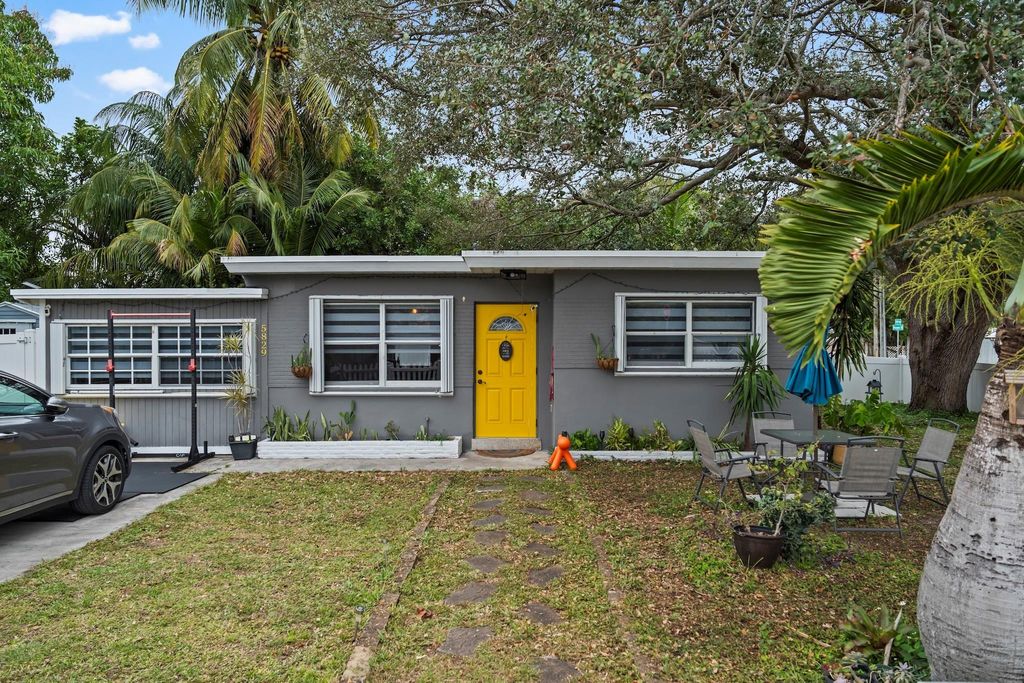 5829 Hayes Street, Hollywood, FL 33021