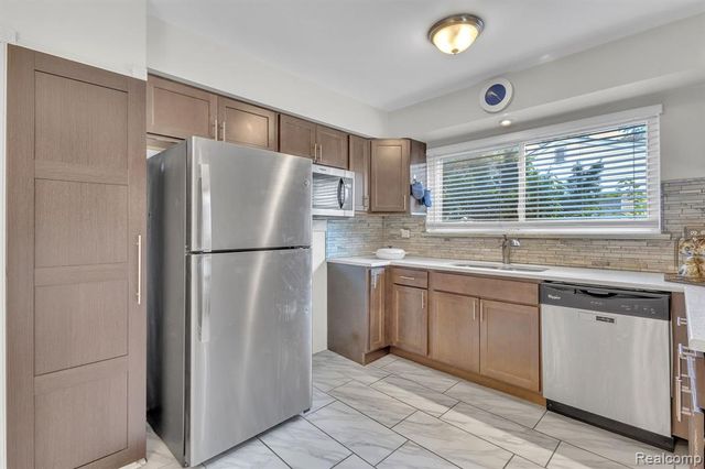 23520 Brandywynne Street, Southfield, MI 48033