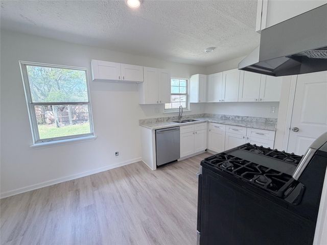 404 Elaine Street, La Marque, TX 77568