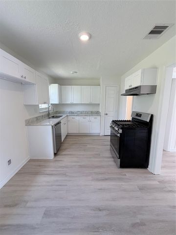 404 Elaine Street, La Marque, TX 77568