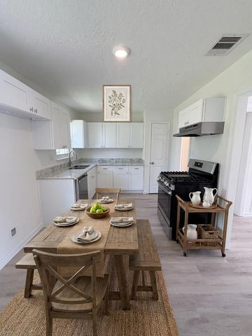 404 Elaine Street, La Marque, TX 77568