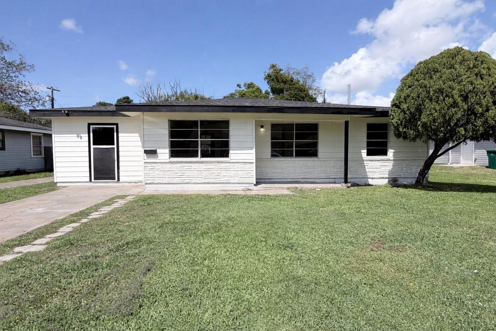 404 Elaine Street, La Marque, TX 77568