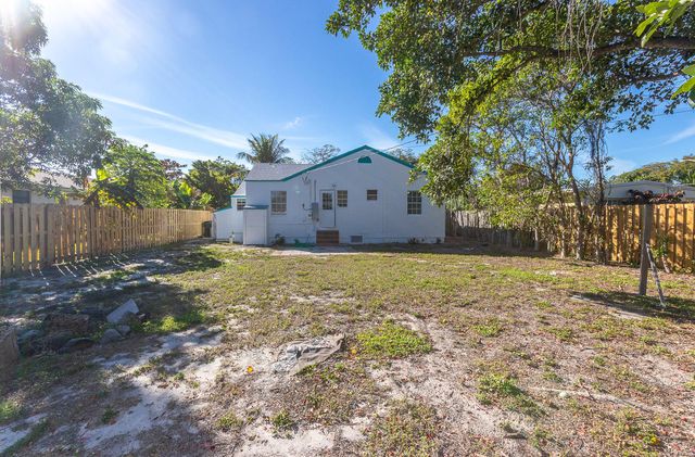 823 SE 3rd Avenue, Delray Beach, FL 33483