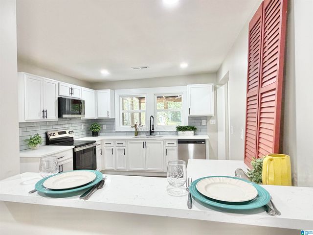 121 W CREST ROAD, Bessemer, AL 35023
