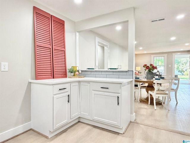 121 W CREST ROAD, Bessemer, AL 35023