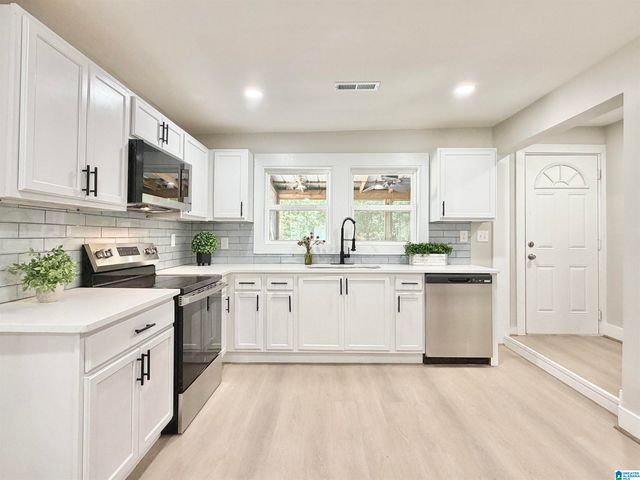 121 W CREST ROAD, Bessemer, AL 35023