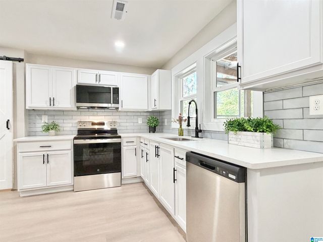 121 W CREST ROAD, Bessemer, AL 35023