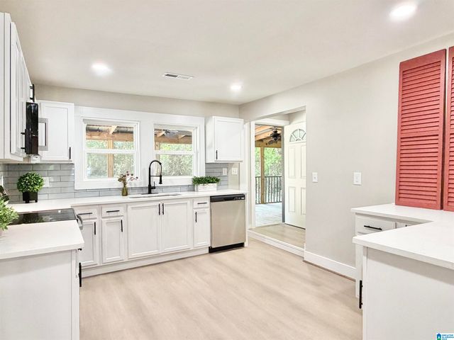 121 W CREST ROAD, Bessemer, AL 35023