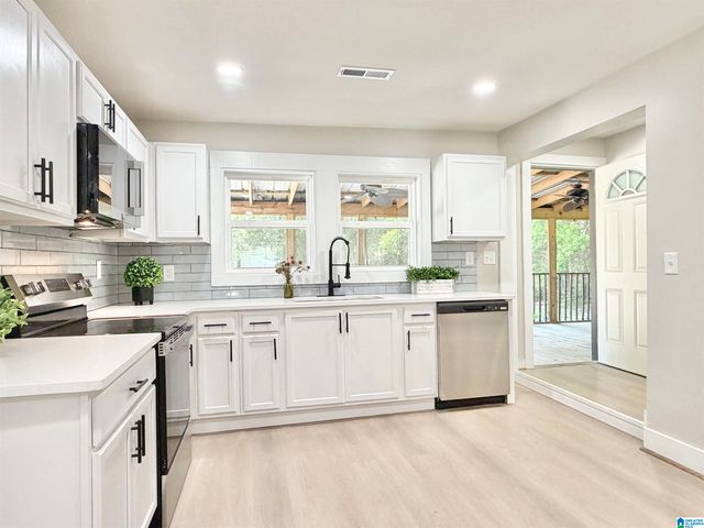 121 W CREST ROAD, Bessemer, AL 35023