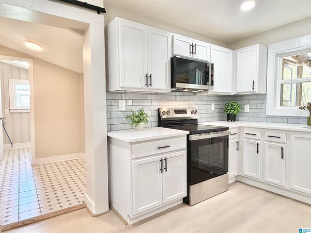 121 W CREST ROAD, Bessemer, AL 35023