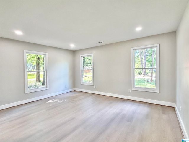 121 W CREST ROAD, Bessemer, AL 35023