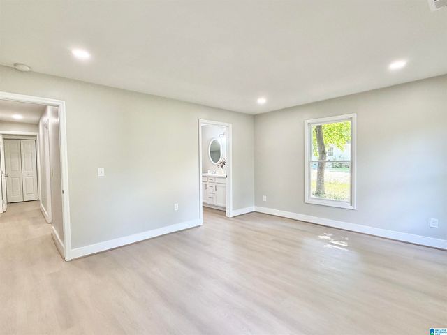 121 W CREST ROAD, Bessemer, AL 35023
