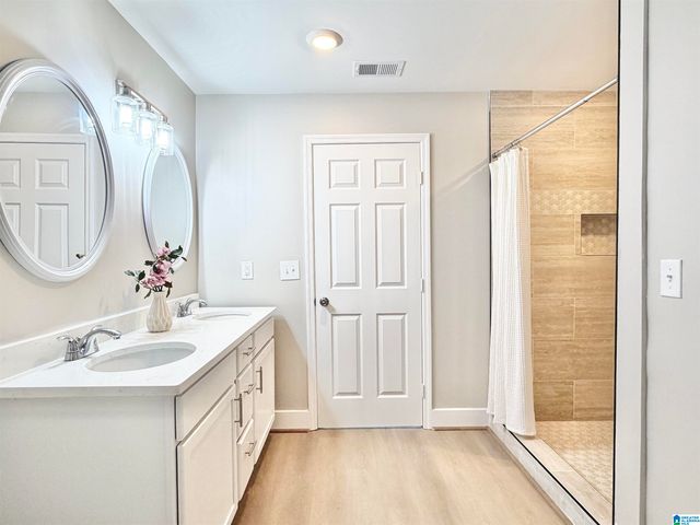 121 W CREST ROAD, Bessemer, AL 35023