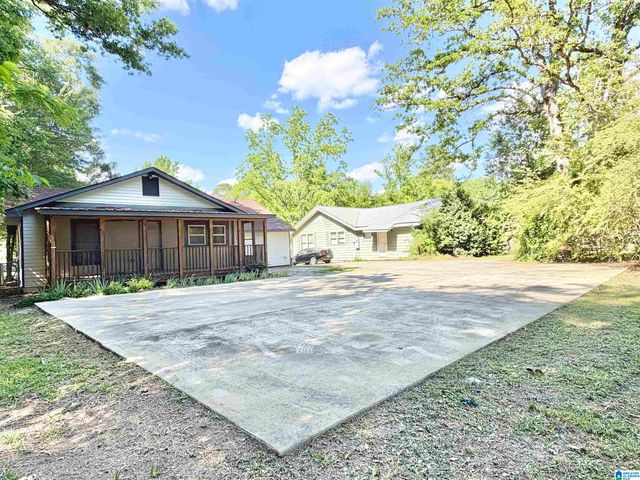 121 W CREST ROAD, Bessemer, AL 35023