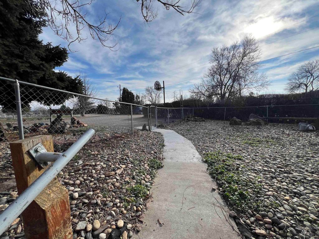 2405 Sunset #2, Ontario, OR 97914 photo 3