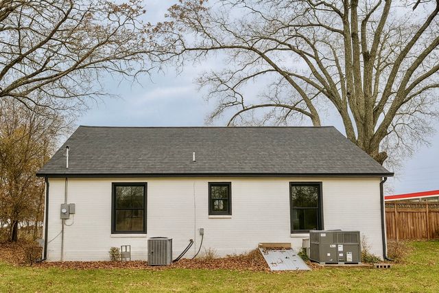 206 W Main St, Hohenwald, TN 38462