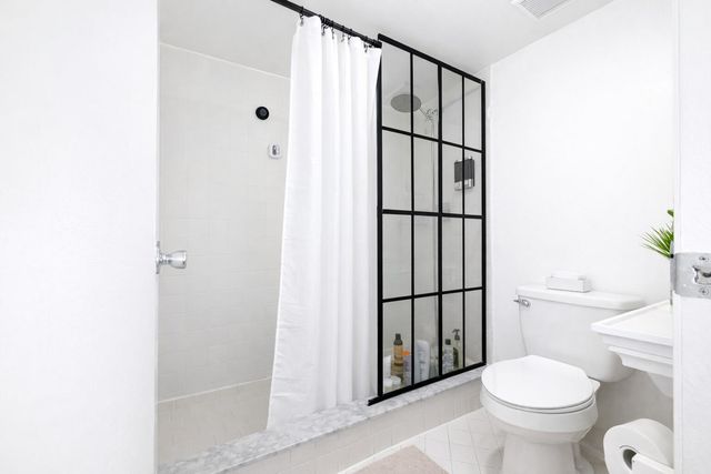 110 Lake Emerald Drive 405, Oakland Park, FL 33309