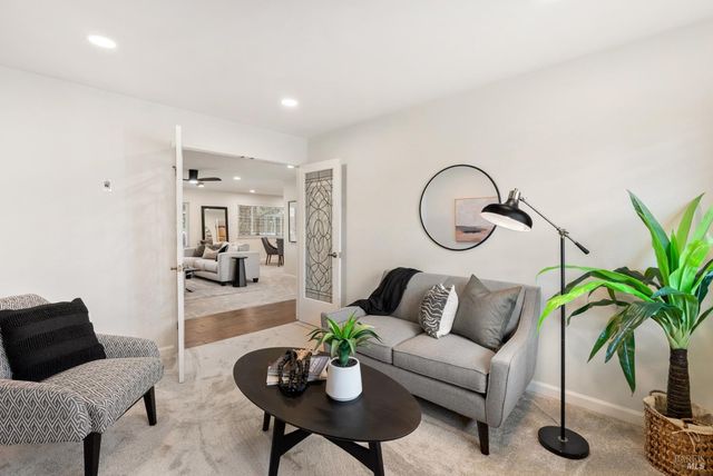 360 Twin Lakes Dr, Santa Rosa, CA 95409