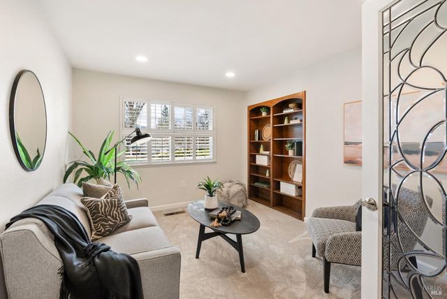 360 Twin Lakes Dr, Santa Rosa, CA 95409