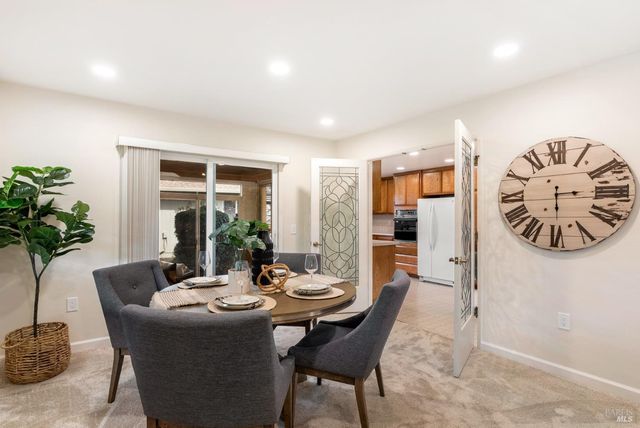 360 Twin Lakes Dr, Santa Rosa, CA 95409