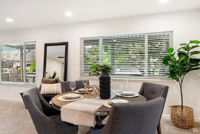 360 Twin Lakes Dr, Santa Rosa, CA 95409