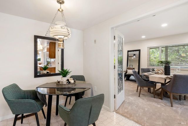 360 Twin Lakes Dr, Santa Rosa, CA 95409